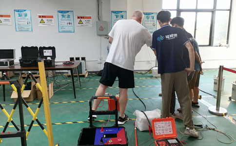 技术人员在给客户讲解和实操电缆故障香蕉污视频下载设备的使用效果