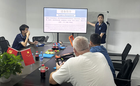 客户经理在给客户讲解设备参数说明